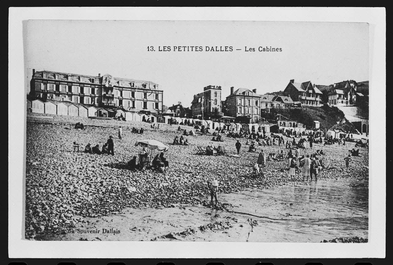photographie "Les Petites Dalles. Les cabines". Carte postale Ph.1984.53.23 Photo