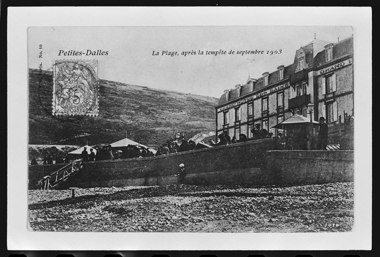photographie "La plage après la tempête de septembre 1903. Les Petites Dalles". Carte postale Ph.1984.53.25 Photo