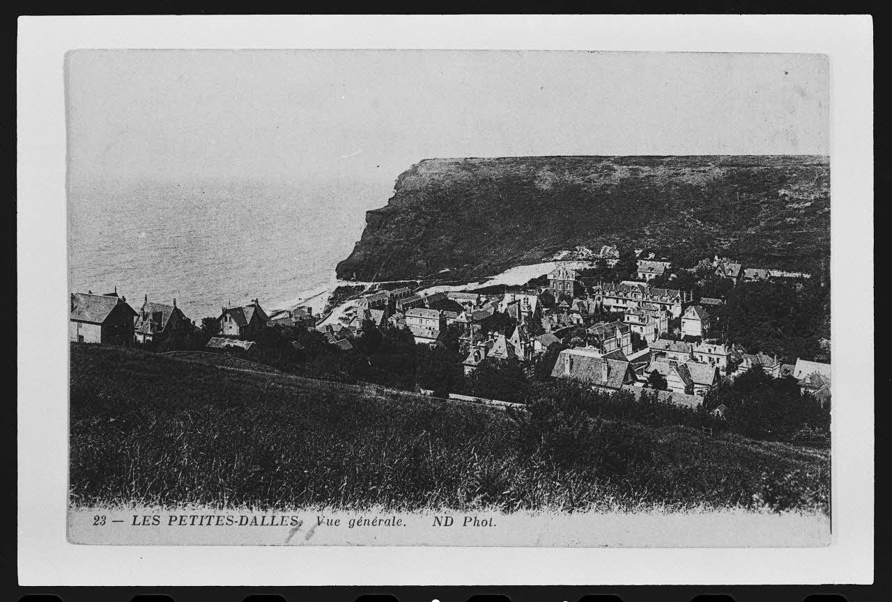 photographie "Les Petites Dalles. Vue generale". Carte postale Ph.1984.53.41 Photo