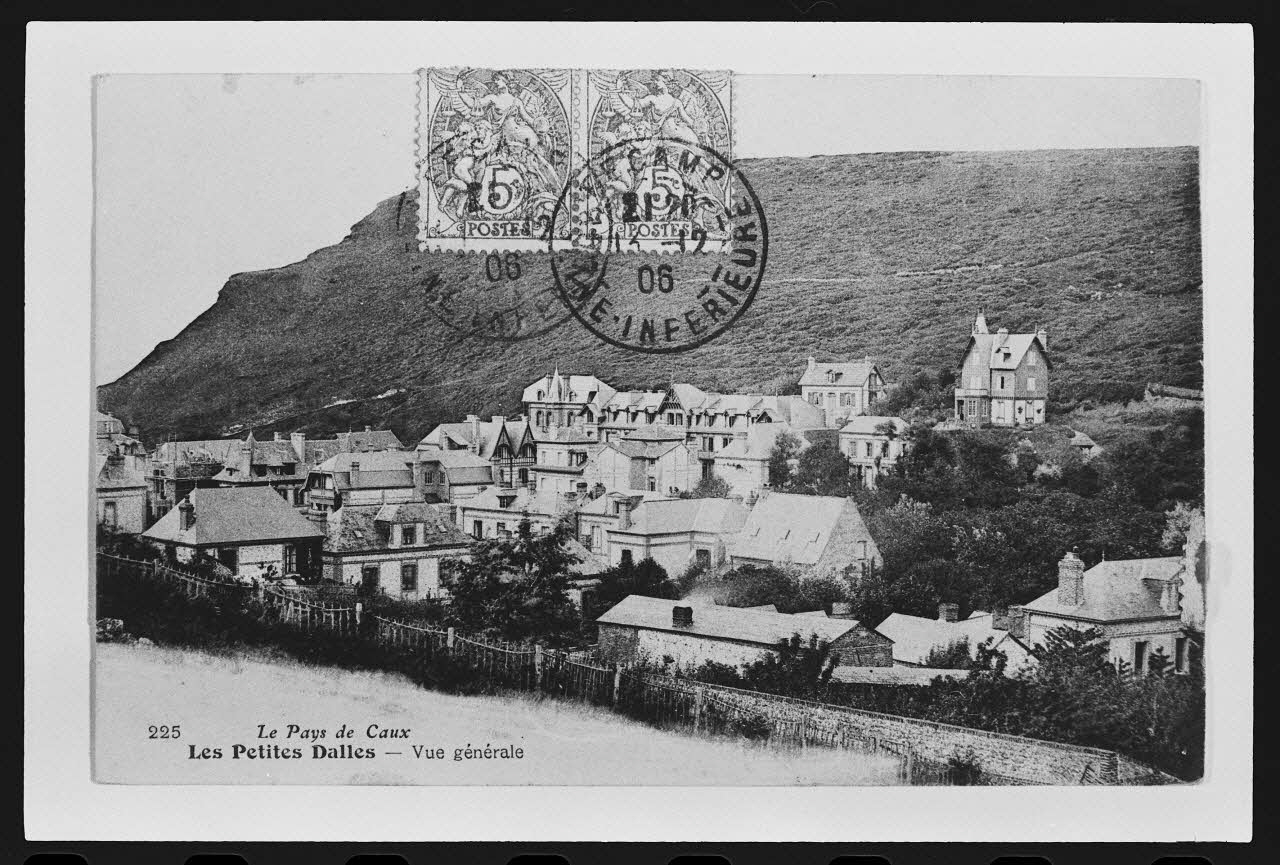 photographie "Les Petites Dalles. Vue generale". Carte postale Ph.1984.53.42 Photo