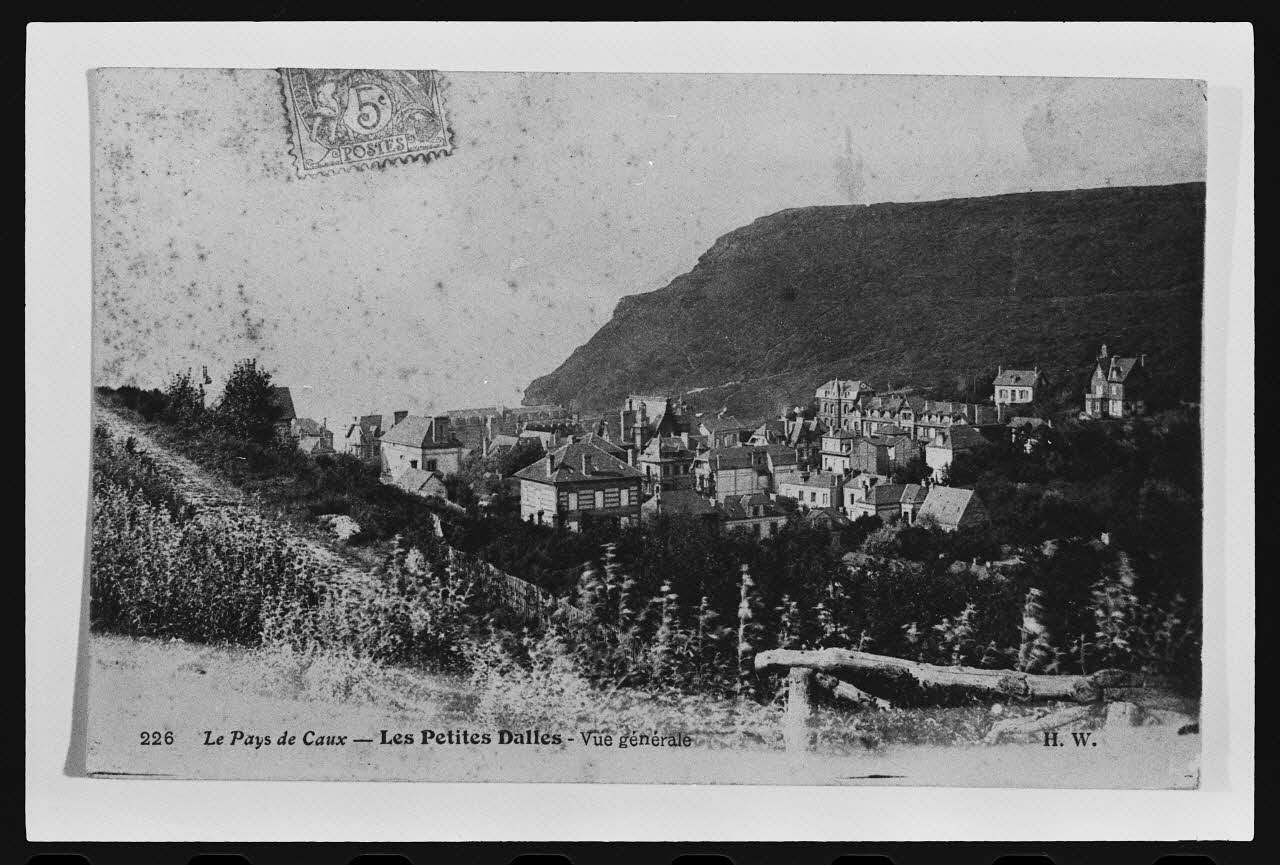 photographie "Les Petites Dalles. Vue générale". Carte postale Ph.1984.53.43 Photo