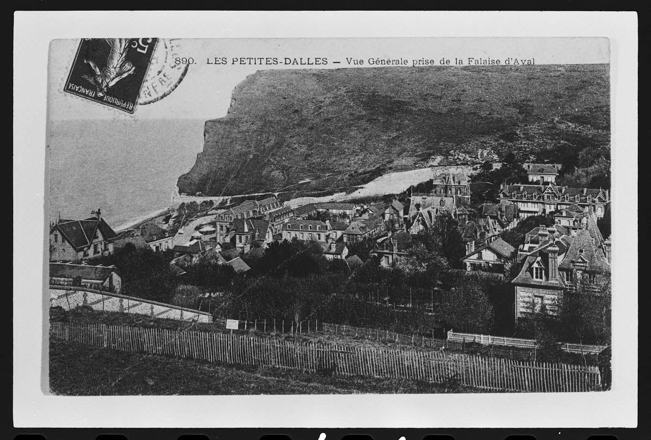 photographie "Les Petites Dalles. Vue générale prise des falaises d'Aval". Carte postale Ph.1984.53.44 Photo