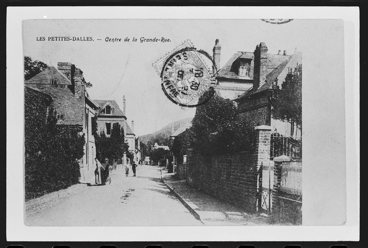photographie "Les Petites Dalles. La grande rue". Carte postale Ph.1984.53.70 Photo