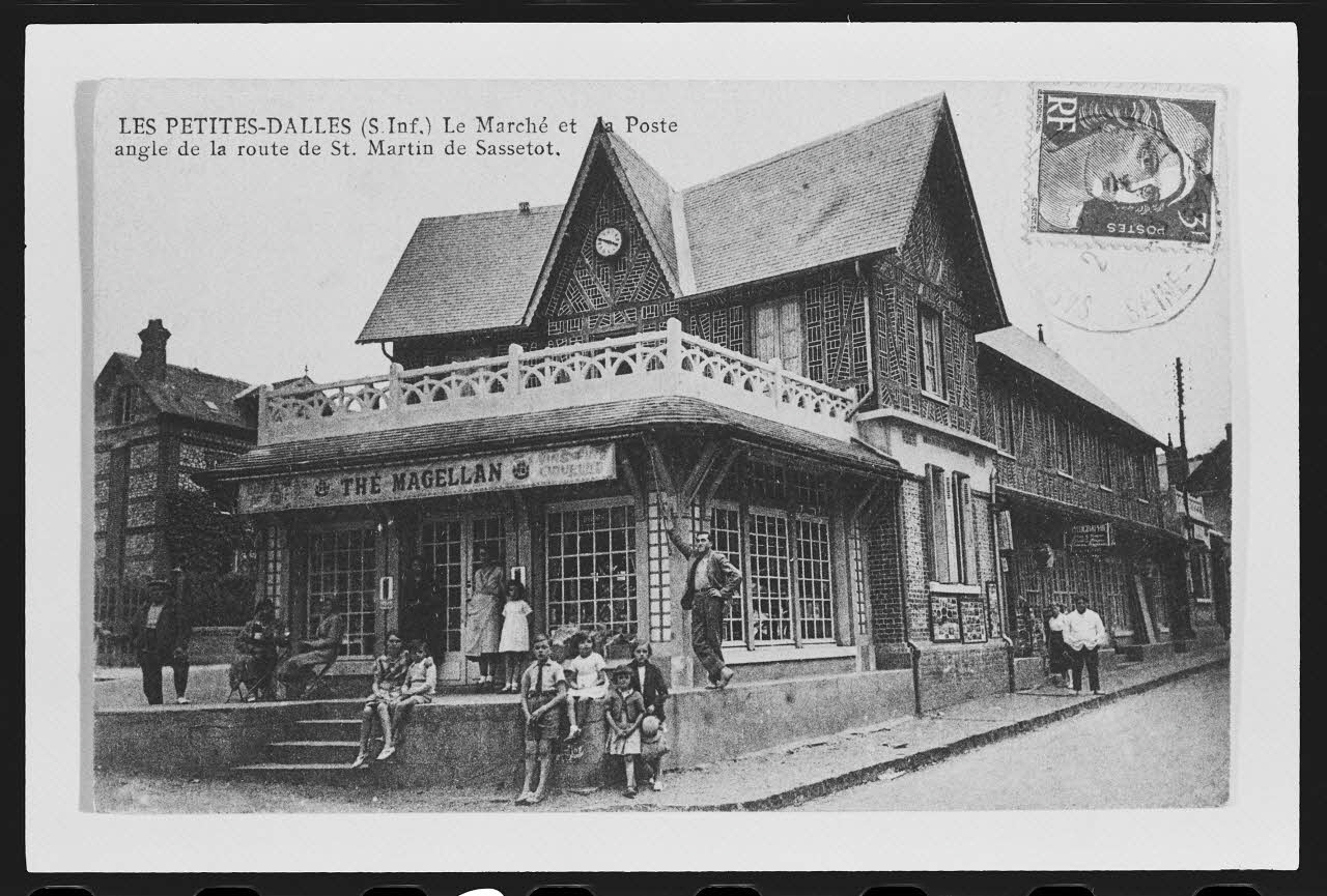 photographie "Les Petites Dalles. Le marché et la poste". Carte postale Ph.1984.53.73 Photo