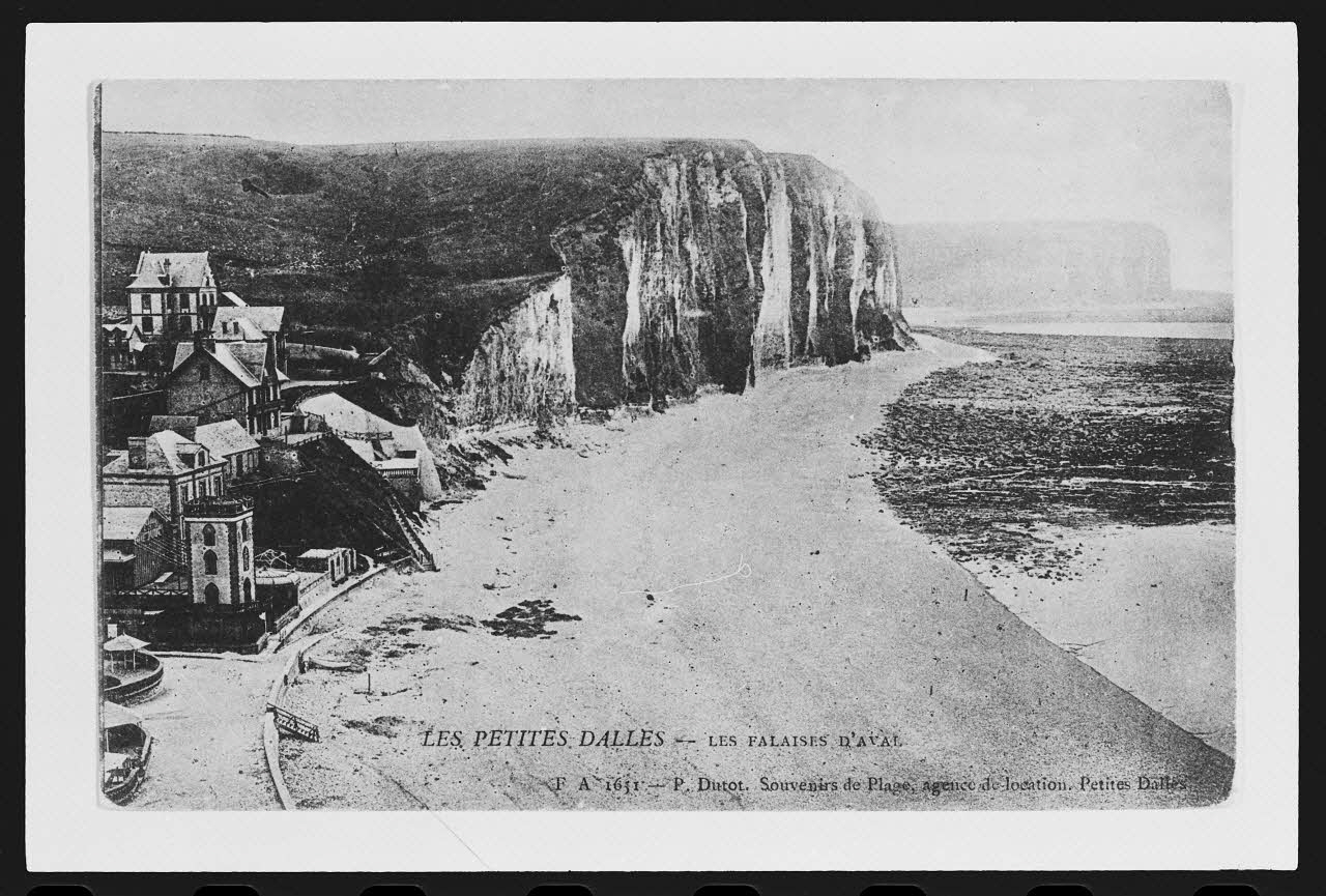 photographie "Les Petites Dalles. Les falaises d'Aval". Carte postale Ph.1984.53.76 Photo