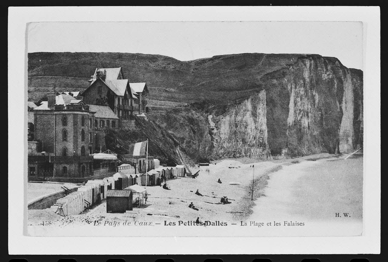 photographie "Les Petites Dalles. La plage et les falaises". Carte postale Ph.1984.53.77 Photo