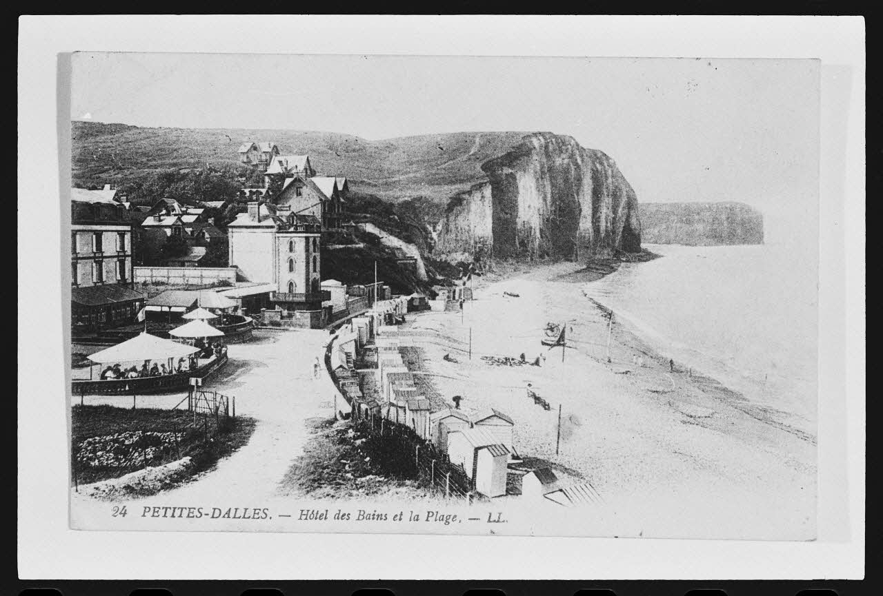 photographie "Les Petites Dalles. Hôtel des bains et la plage". Carte postale Ph.1984.53.78 Photo
