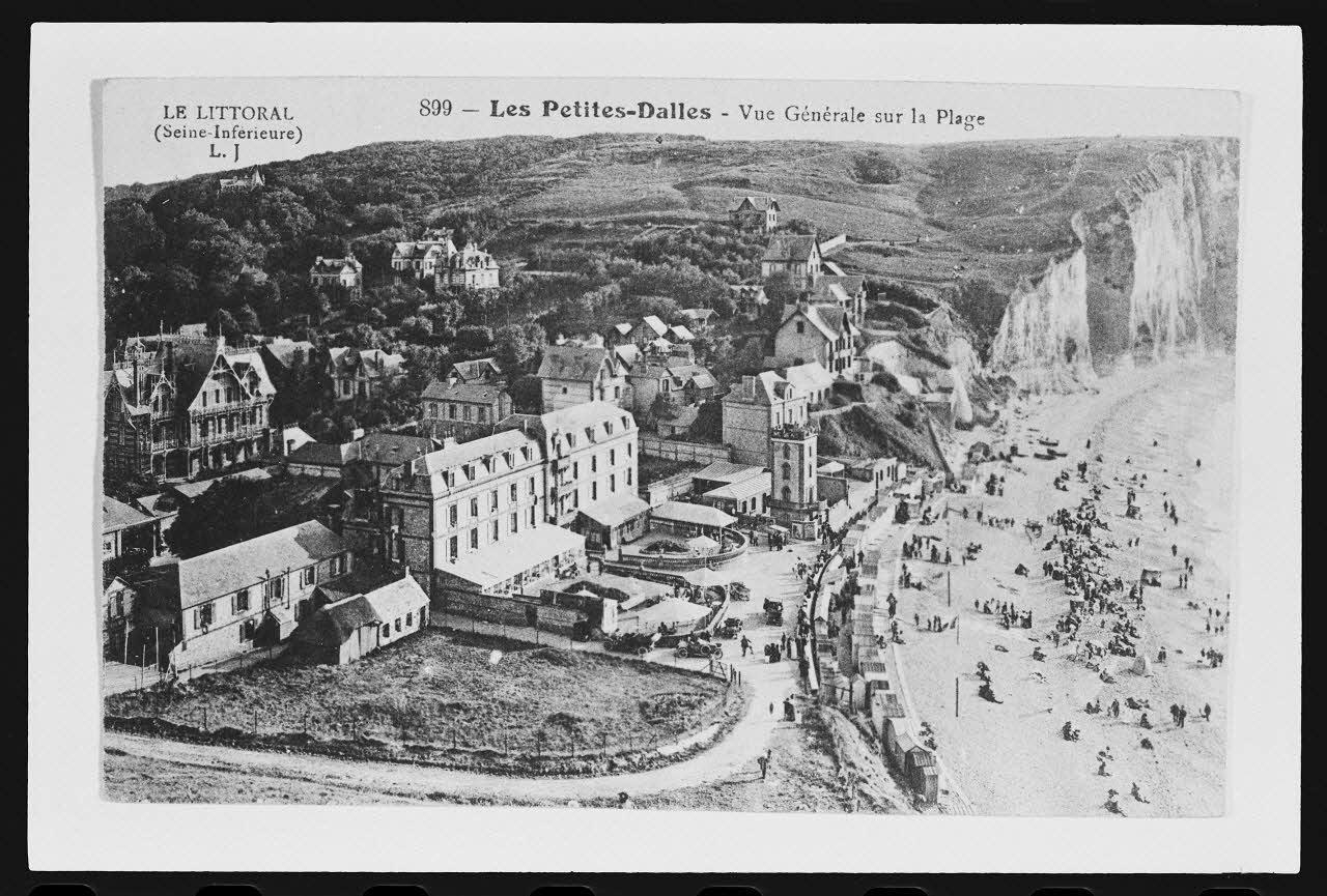 photographie "Les Petites Dalles. Vue générale de la plage". Carte postale Ph.1984.53.80 Photo