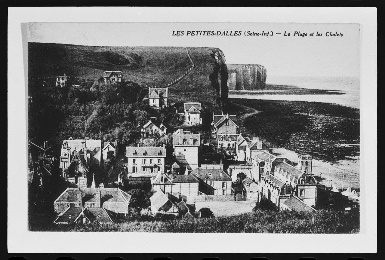 photographie "Les Petites Dalles. La plage et les chalets". Carte postale Ph.1984.53.82 Photo