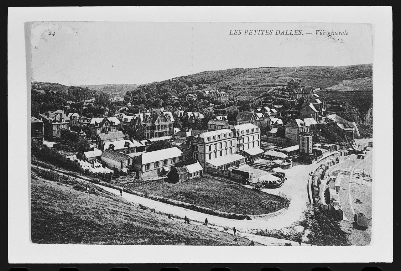 photographie "Les Petites Dalles. Vue générale". Carte postale Ph.1984.53.83 Photo