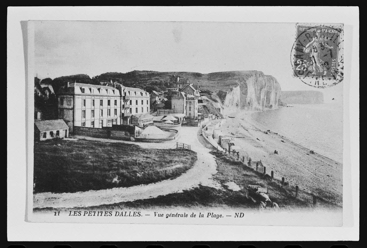 photographie "Les Petites Dalles. Vue générale et la plage". Carte postale Ph.1984.53.84 Photo