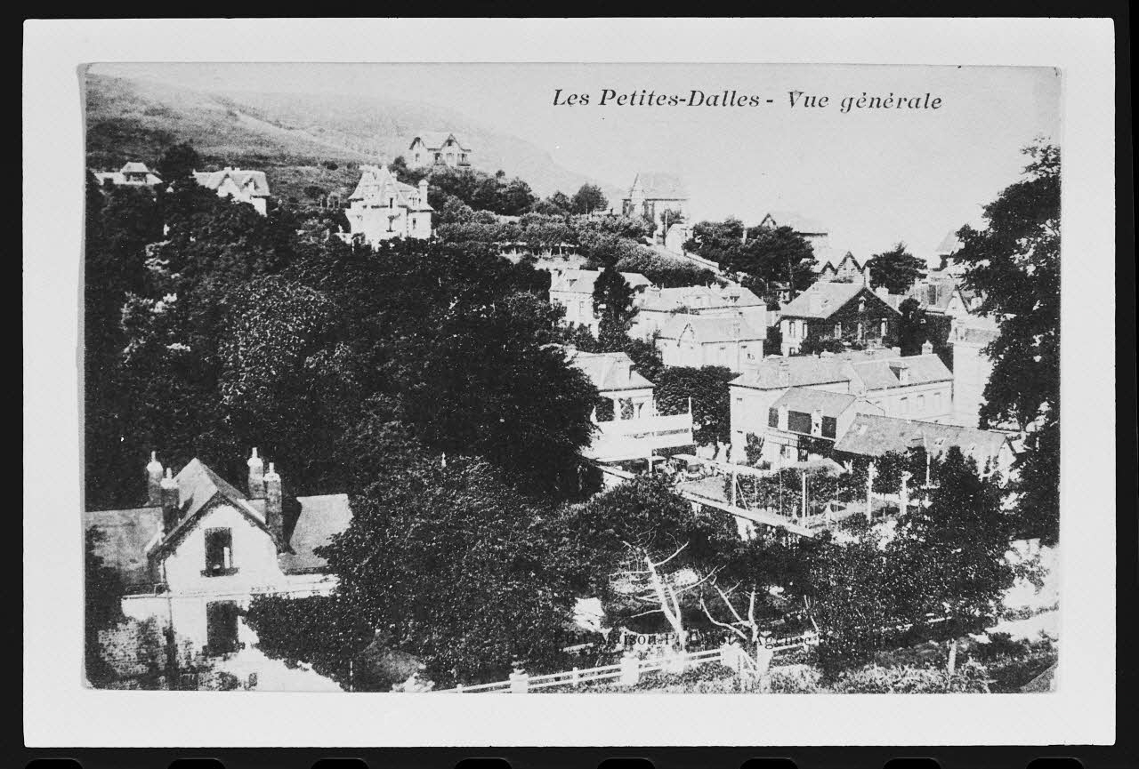 photographie "Les Petites Dalles. Vue générale". Carte postale Ph.1984.53.86 Photo