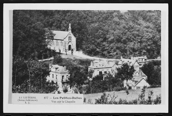 photographie "Les Petites Dalles. Vue sur la chapelle". Carte postale Ph.1984.53.9 Photo