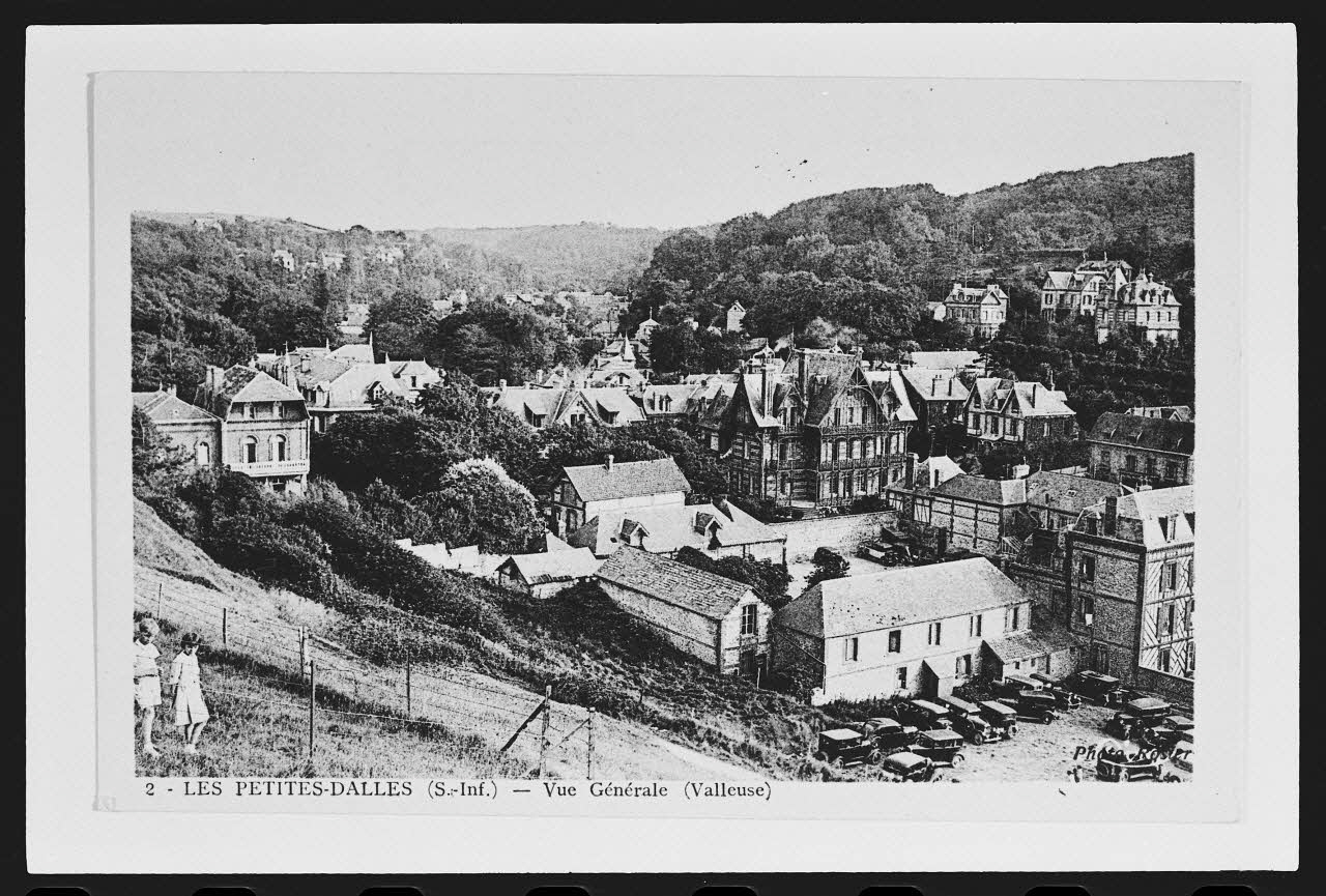 photographie "Les Petites Dalles. Vue générale (Valleuse)". Carte postale Ph.1984.53.94 Photo