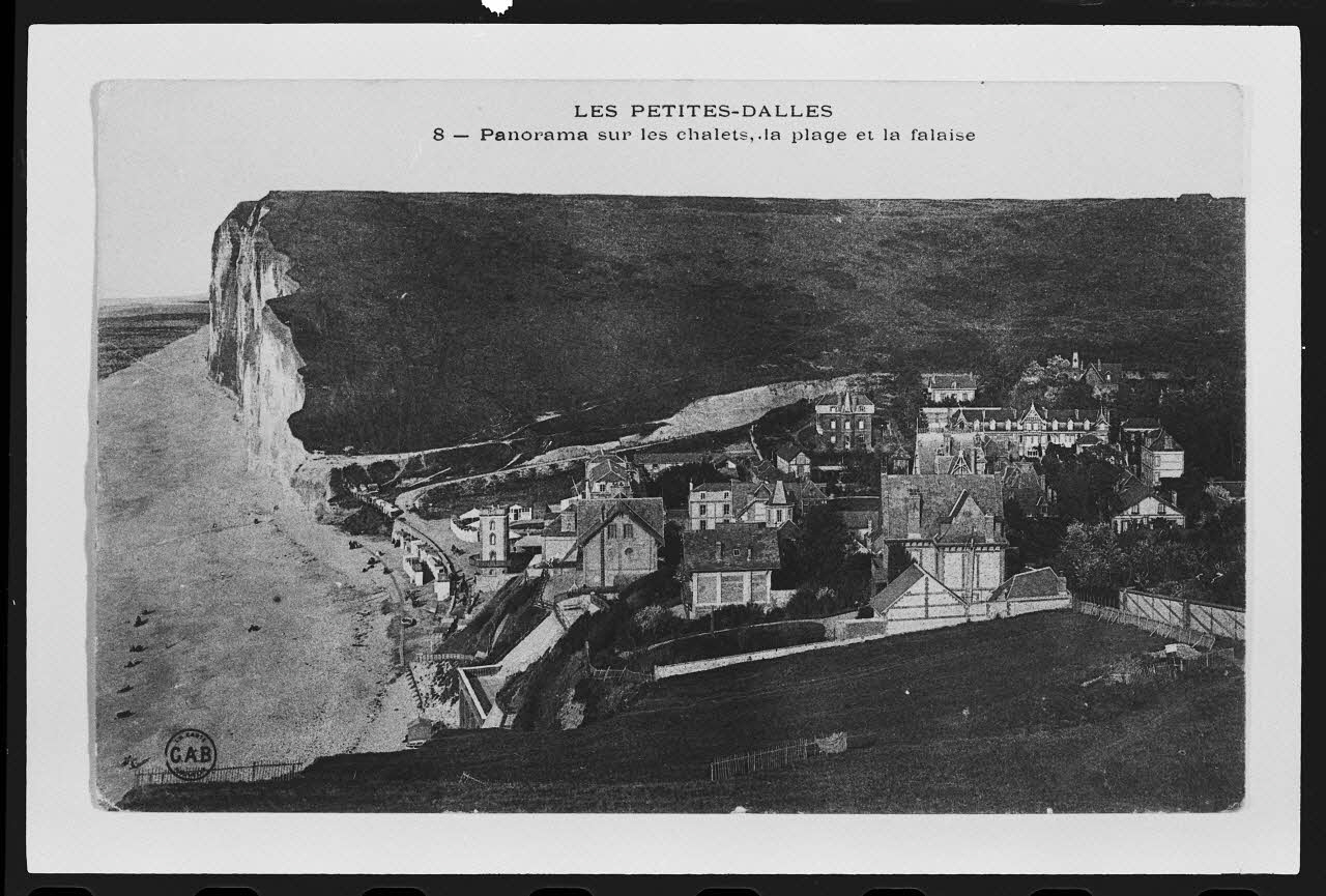 photographie "Les Petites Dalles. Panorama sur les chalets. La plage et la falaise". Carte postale Ph.1984.53.99 Photo