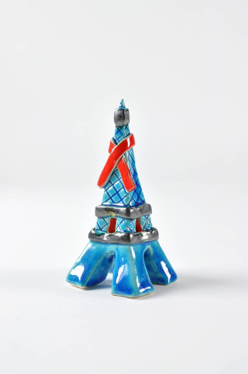 CRIPS (Centre régional d'information et de prévention du sida) bibelot-souvenir ruban rouge sur la tour Eiffel Île-de-France, France 2002 2002.93.12 Photo Mucem