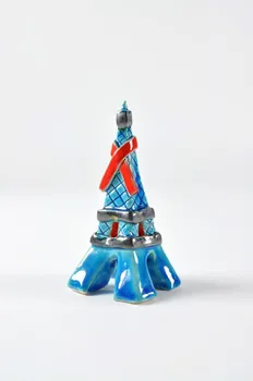CRIPS (Centre régional d'information et de prévention du sida) bibelot-souvenir ruban rouge sur la tour Eiffel Île-de-France, France 2002 2002.93.12 Photo Mucem