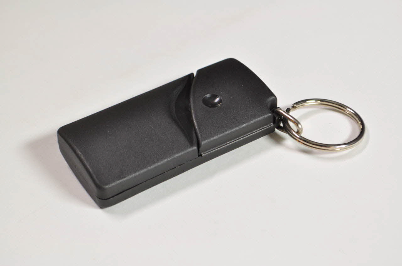 CRIPS (Centre régional d'information et de prévention du sida) porte-clef "Ce n'est pas parce que les choses sont difficiles que nous n'osons pas, c'est parce que nous n'osons pas qu'elles sont difficiles" France 2002 2002.93.15.1 Photo Mucem