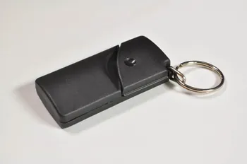 CRIPS (Centre régional d'information et de prévention du sida) porte-clef "Ce n'est pas parce que les choses sont difficiles que nous n'osons pas, c'est parce que nous n'osons pas qu'elles sont difficiles" France 2002 2002.93.15.1 Photo Mucem