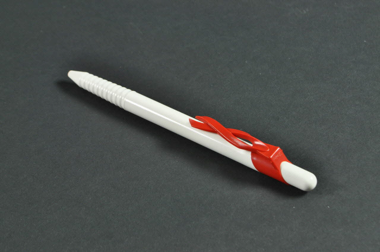 CRIPS (Centre régional d'information et de prévention du sida) Stylo bille Stylo bille et ruban rouge Paris Ile -de France 2002 2002.93.17 Photo Mucem