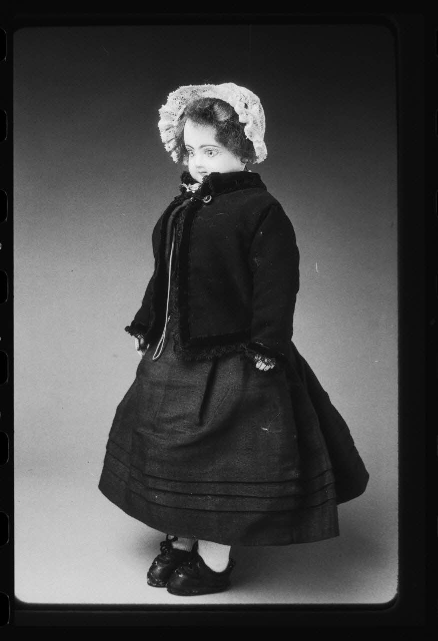 photographie Poupée en porcelaine du 19è siècle. Briarde endimanchée Ph.1985.1.250  Photo