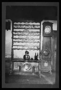 photographie Salle commune avec une horloge et un vaisselier Ph.1985.22.3  Photo