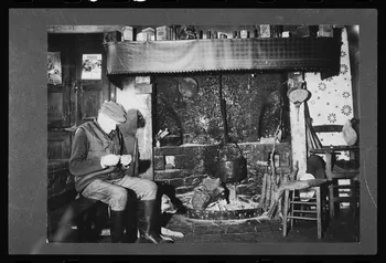 photographie Salle commune avec un homme en costume Ph.1985.22.4  Photo