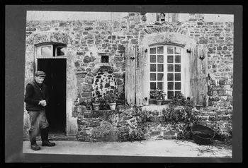photographie Maison avec un puits et un homme en costume Ph.1985.22.7  Photo