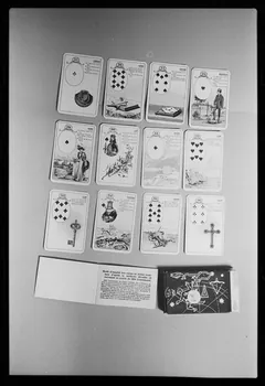 photographie Jeu de cartes de Mademoiselle Lenormand (1772-1843). Chromolithographie Ph.1985.2.29  Photo