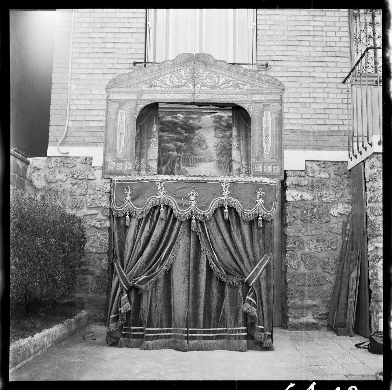 Jacques Marthelot photographie Reproduction du théâtre d'Émile Labelle, fin 19e siècle, rue Jean Jaurès. La façade. Collection 1964.49 Ile-de-France, France 1964/4/15 Ph.1964.49.2 Photo