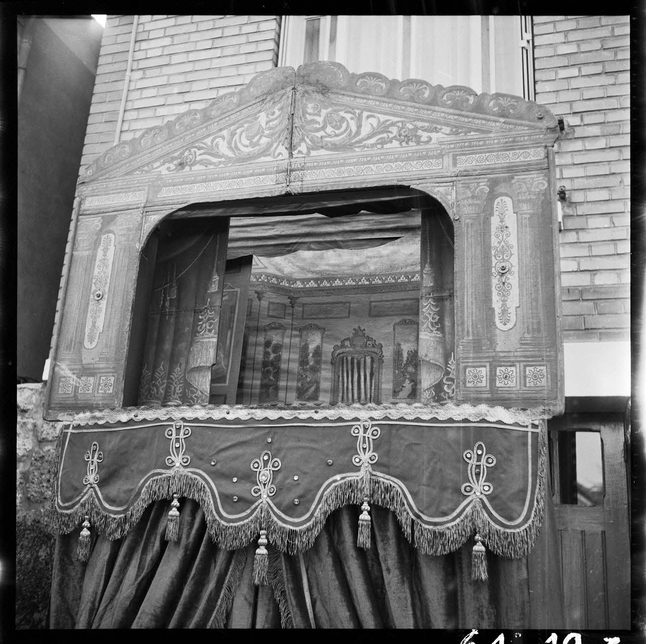 Jacques Marthelot photographie Reproduction du théâtre d'Émile Labelle, fin 19e siècle, rue Jean Jaurès. Détail de la façade. Collection 1964.50 Ile-de-France, France 1964/4/15 Ph.1964.49.3 Photo