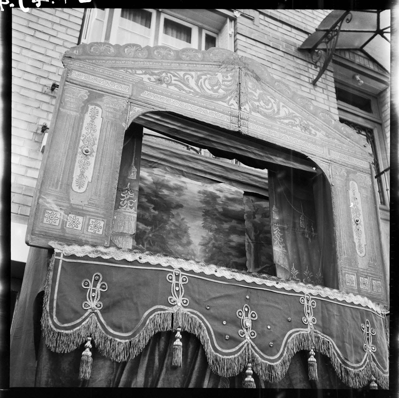 Jacques Marthelot photographie Reproduction du théâtre d'Émile Labelle, fin 19e siècle, rue Jean Jaurès. Détail de la façade. Collection 1964.51 Ile-de-France, France 1964/4/15 Ph.1964.49.4 Photo