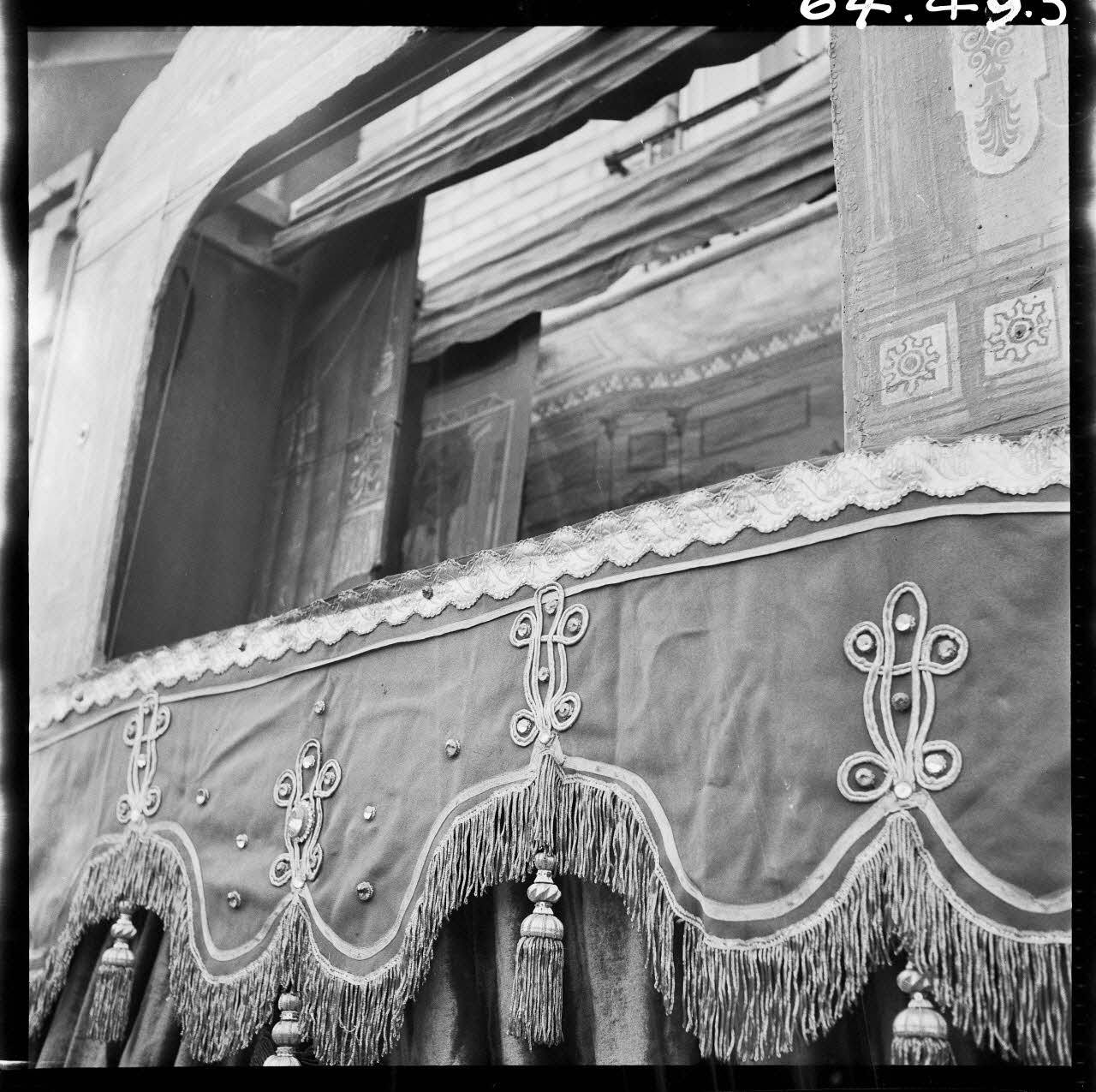 Jacques Marthelot photographie Reproduction du théâtre d'Émile Labelle, fin 19e siècle, rue Jean Jaurès. Détail de la façade. Collection 1964.52 Ile-de-France, France 1964/4/15 Ph.1964.49.5 Photo
