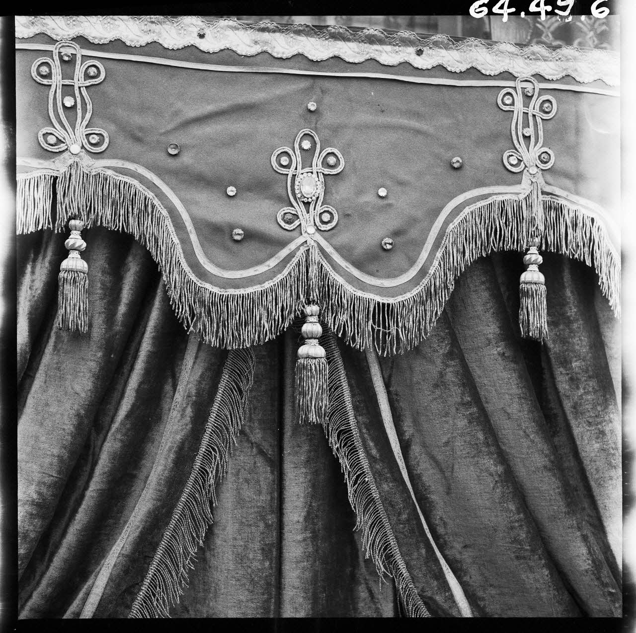 Jacques Marthelot photographie Reproduction du théâtre d'Émile Labelle, fin 19e siècle, rue Jean Jaurès. Détail de la façade. Collection 1964.53 Ile-de-France, France 1964/4/15 Ph.1964.49.6 Photo