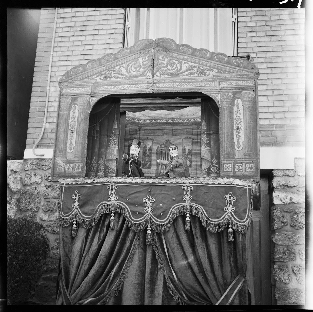 Jacques Marthelot photographie Reproduction du théâtre d'Émile Labelle, fin 19e siècle, rue Jean Jaurès. Avec des marionnettes, Guignol et Guillaume. Collection 1964.48 Ile-de-France, France 1964/4/15 Ph.1964.49.7 Photo