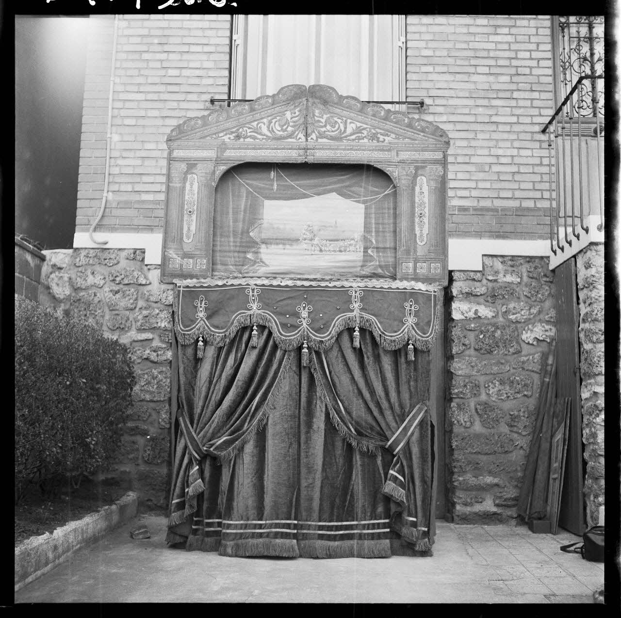Jacques Marthelot photographie Reproduction du théâtre d'Émile Labelle, fin 19e siècle, rue Jean Jaurès. Avec des marionnettes, Guignol et Guillaume. Collection 1964.49 Ile-de-France, France 1964/4/15 Ph.1964.49.8 Photo