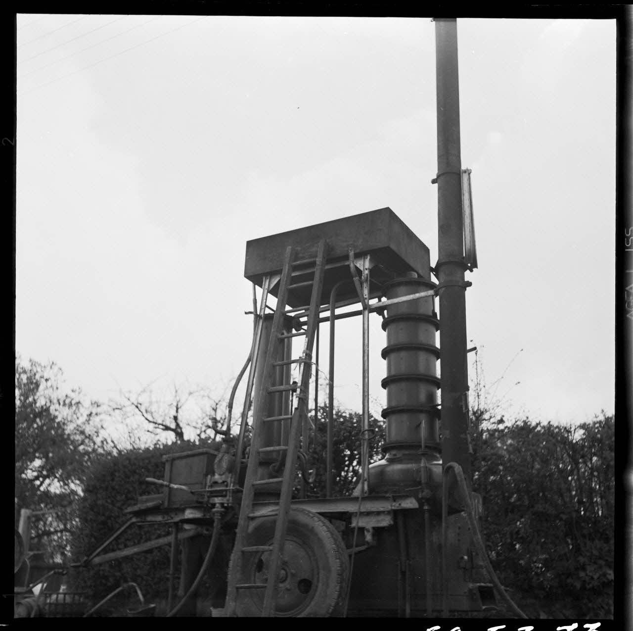 Jacques Marthelot photographie Alambic travaillant pour Monsieur Paemelaere à Tillé. Il a été construit en 1958 Picardie, France 1964/4/24 Ph.1964.53.33 Photo