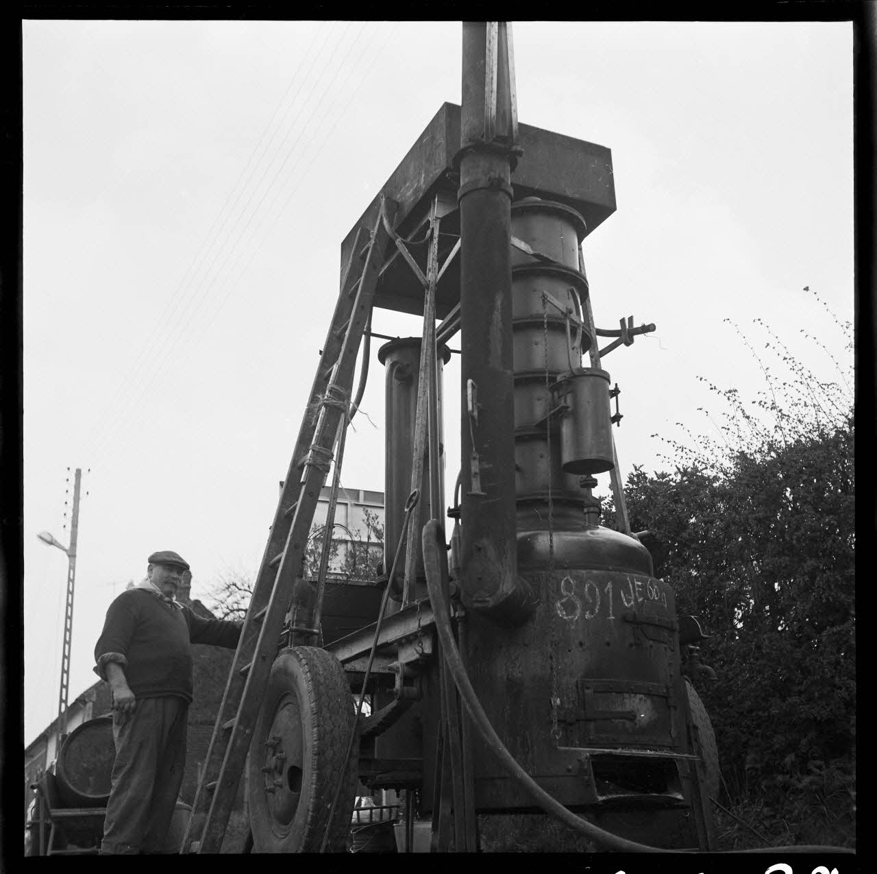 Jacques Marthelot photographie Alambic travaillant pour Monsieur Paemelaere à Tillé. Il a été construit en 1958 Picardie, France 1964/4/24 Ph.1964.53.34 Photo