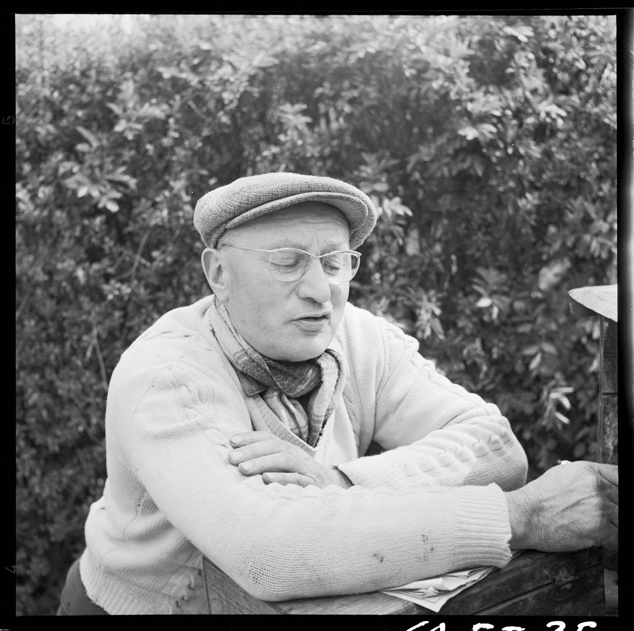 Jacques Marthelot photographie Propriétaire exploitant de l'alambic, Monsieur D'Hurvillé à Thieux, près de Beauvais Picardie, France 1964/4/24 Ph.1964.53.35 Photo