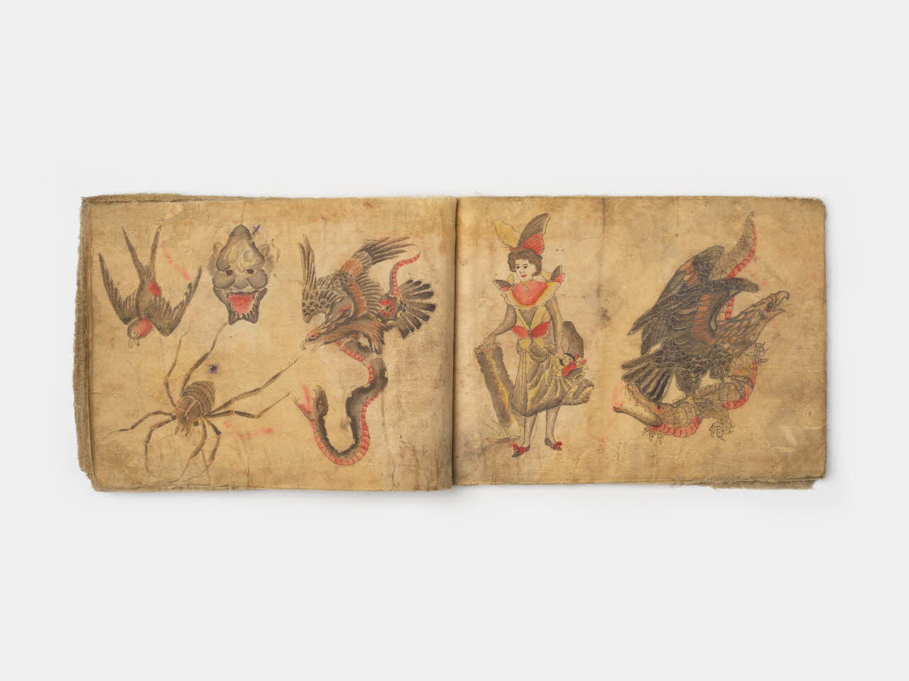 LIVRE D'ILLUSTRATION Carnet de modèles de tatouages 1963.150.2.1-45  Photo Mucem/ Yves Inchierman