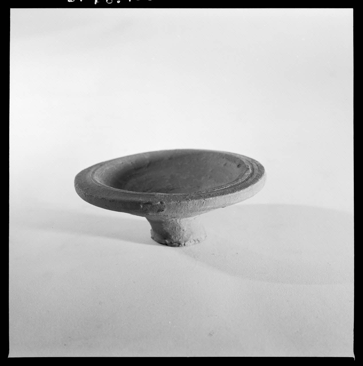Jean Marthelot photographie Petite écuelle à pied en terre Ile-de-France, France 1965/9/1 Ph.1965.98.100 Photo