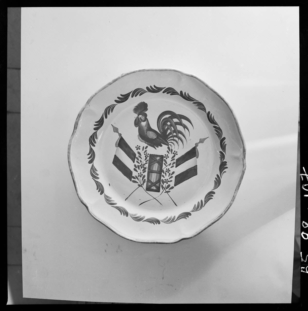 Jean Marthelot photographie Plat avec coq, faisceau et drapeaux. 1830 ? Ile-de-France, France 1965/9/1 Ph.1965.98.107 Photo