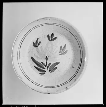 Jean Marthelot photographie Assiette à décor floral stylisé Ile-de-France, France 1965/9/1 Ph.1965.98.120  Photo
