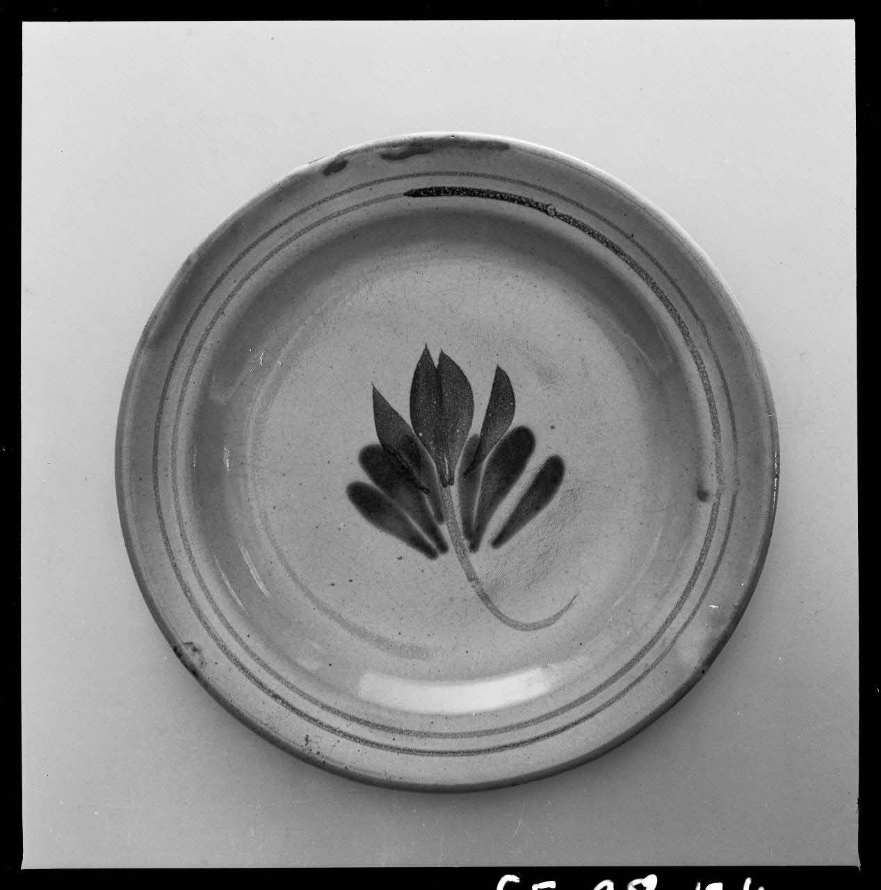 Jean Marthelot photographie Assiette à décor floral stylisé Ile-de-France, France 1965/10/1 Ph.1965.98.124 Photo