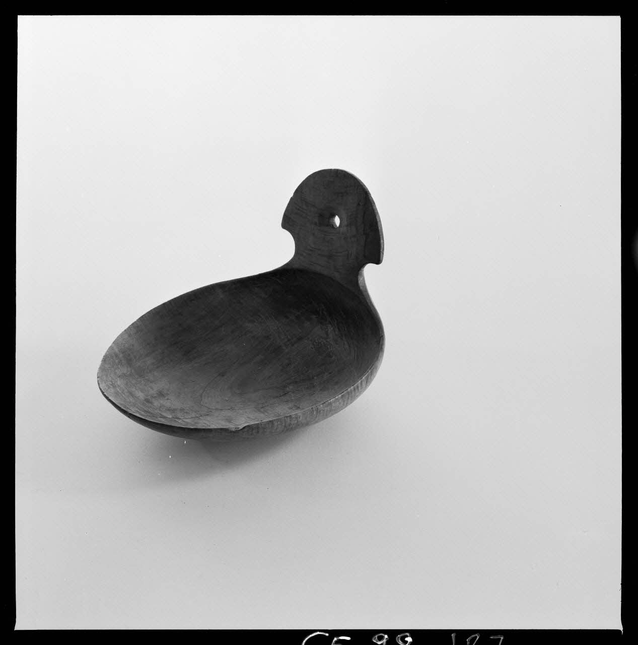 Jean Marthelot photographie Cuiller à écrémer en bois Ile-de-France, France 1965/10/1 Ph.1965.98.127 Photo