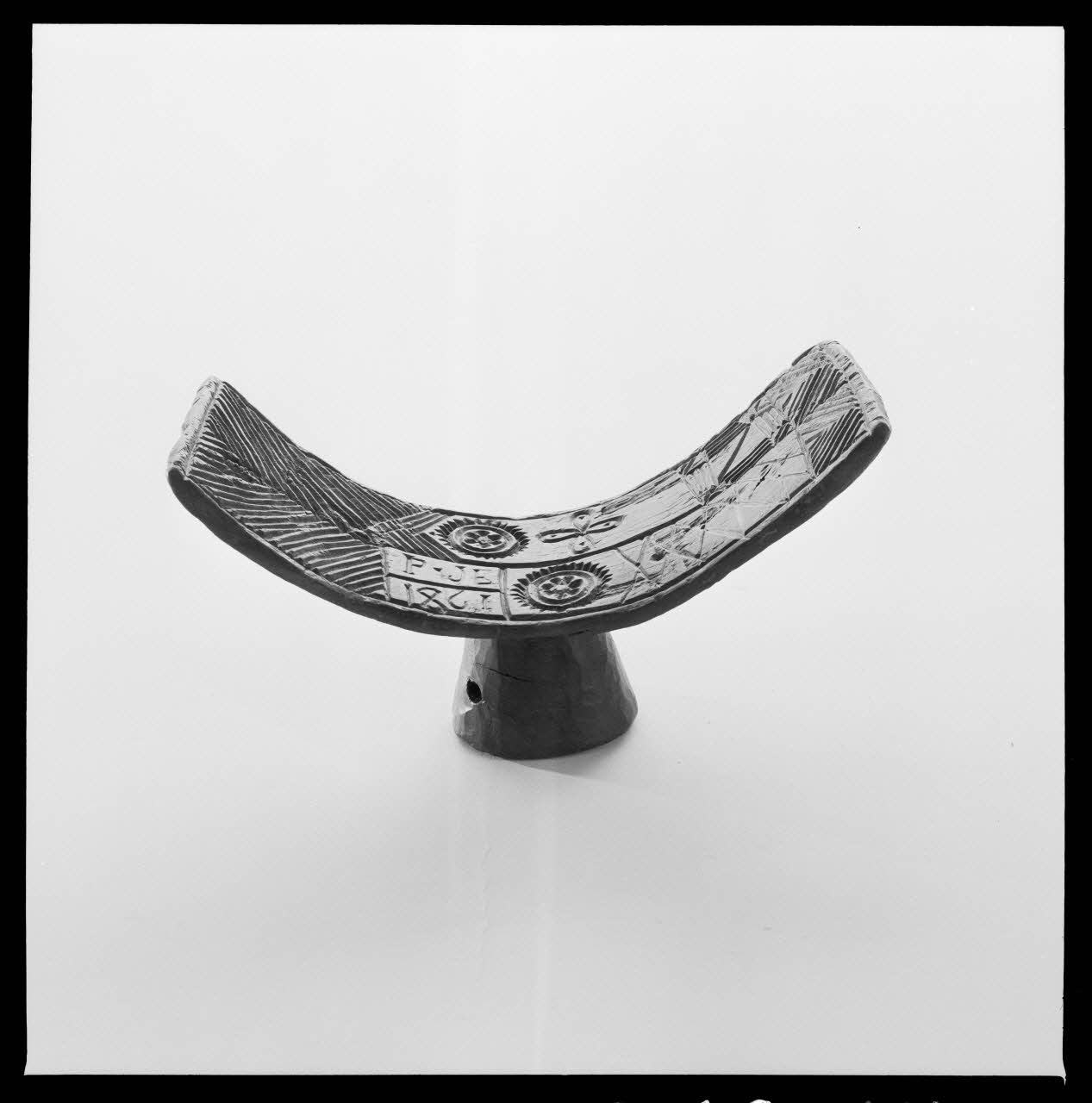 Jean Marthelot photographie Moule à fromage avec inscription "P.J.B. 1861" Ile-de-France, France 1965/10/1 Ph.1965.98.133 Photo