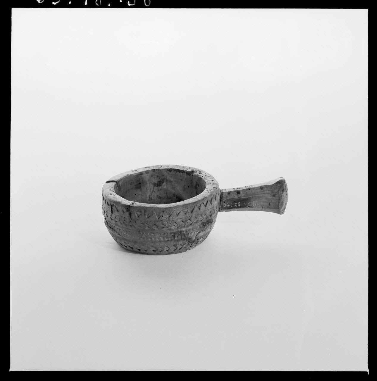 Jean Marthelot photographie Tasse de vigneron. Ecuelle à manche en bois à décor géométrique Ile-de-France, France 1965/10/1 Ph.1965.98.138 Photo