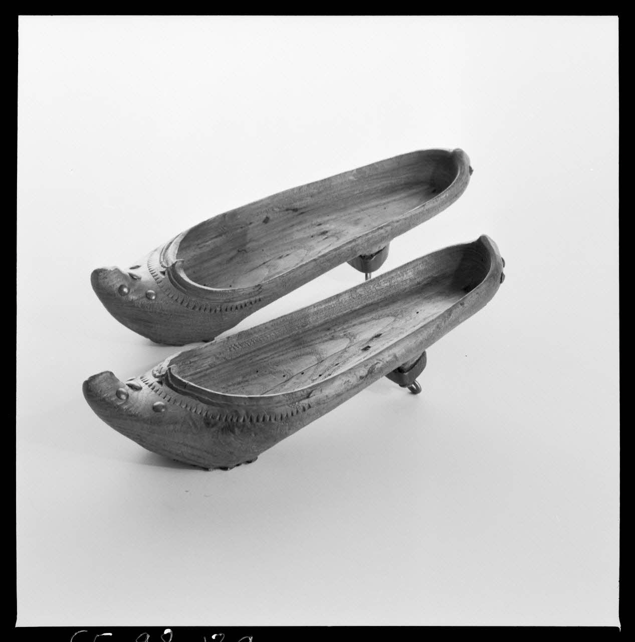 Jean Marthelot photographie Sabots en bois décorés et cloutés Ile-de-France, France 1965/10/1 Ph.1965.98.139 Photo