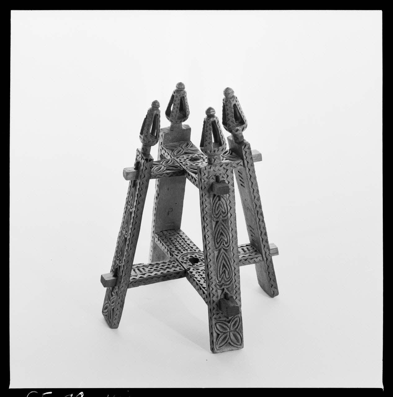 Jean Marthelot photographie Dévidoir. Chef-d'œuvre d'artisan en bois sculpté Ile-de-France, France 1965/10/1 Ph.1965.98.140 Photo