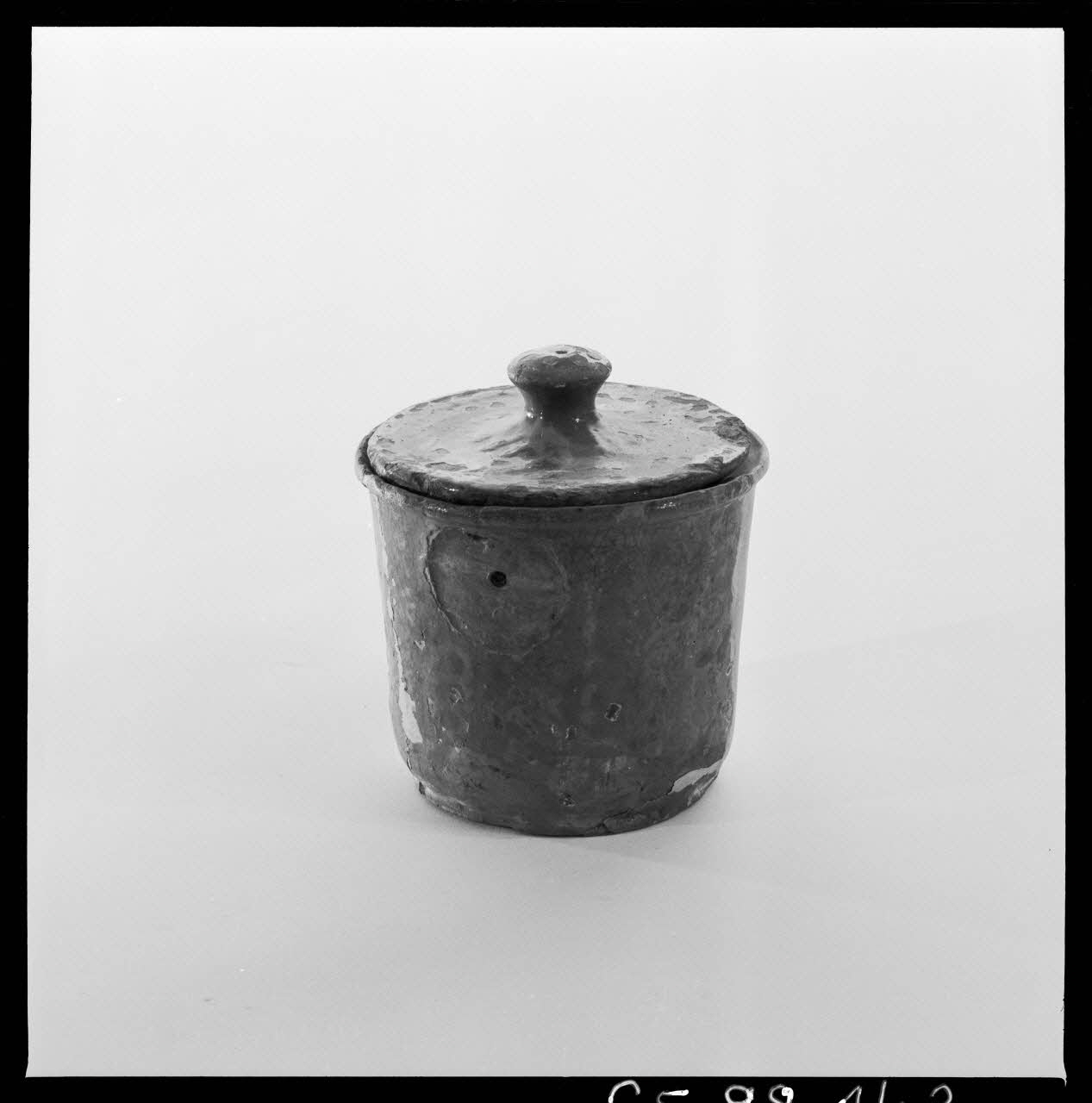 Jean Marthelot photographie Petit pot à couvercle en terre vernissée Ile-de-France, France 1965/10/1 Ph.1965.98.143 Photo